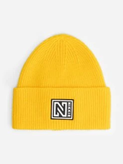 NIKKIE BADGE BEANIE Warm Yellow